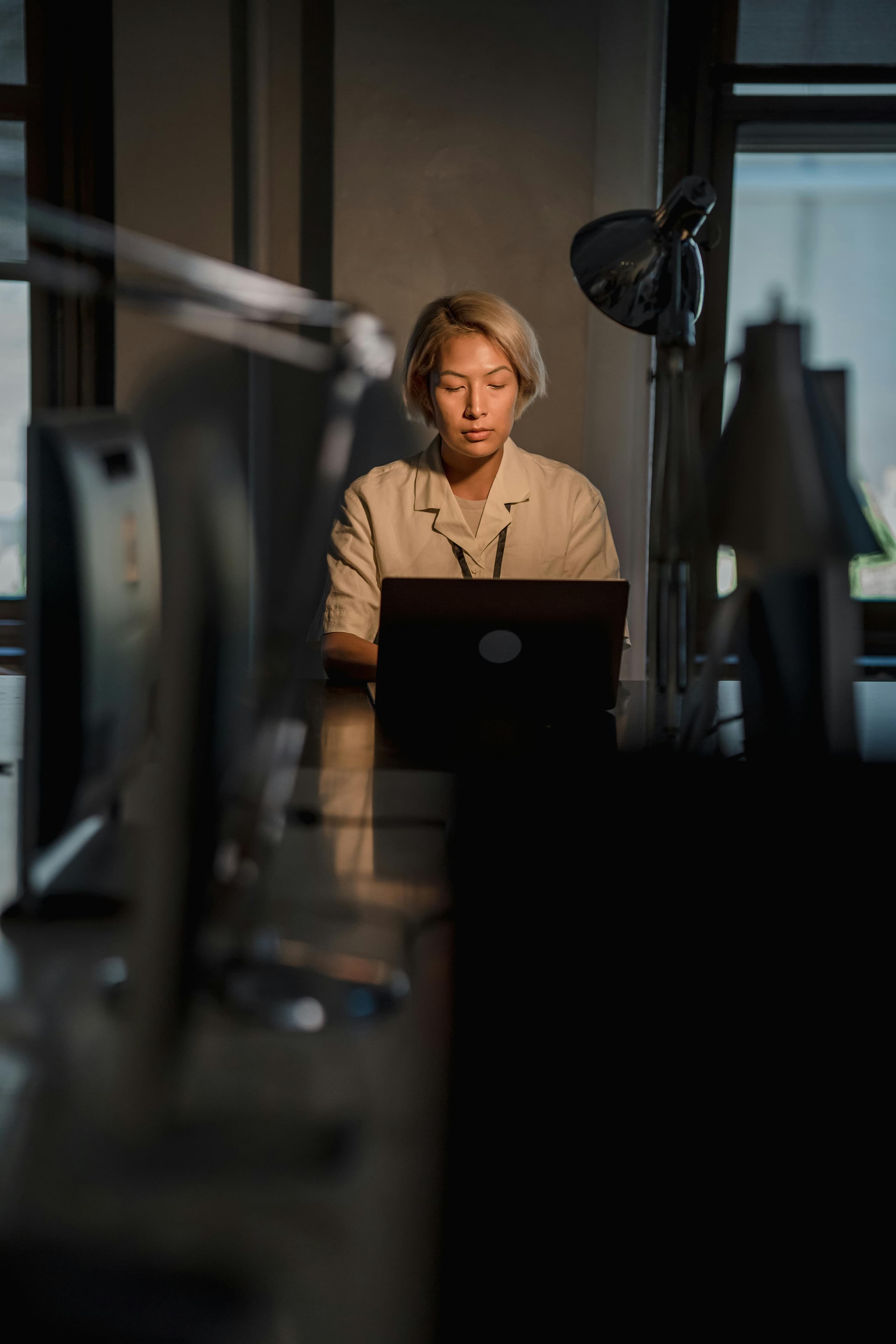 Frau arbeitet an ihrem Computer