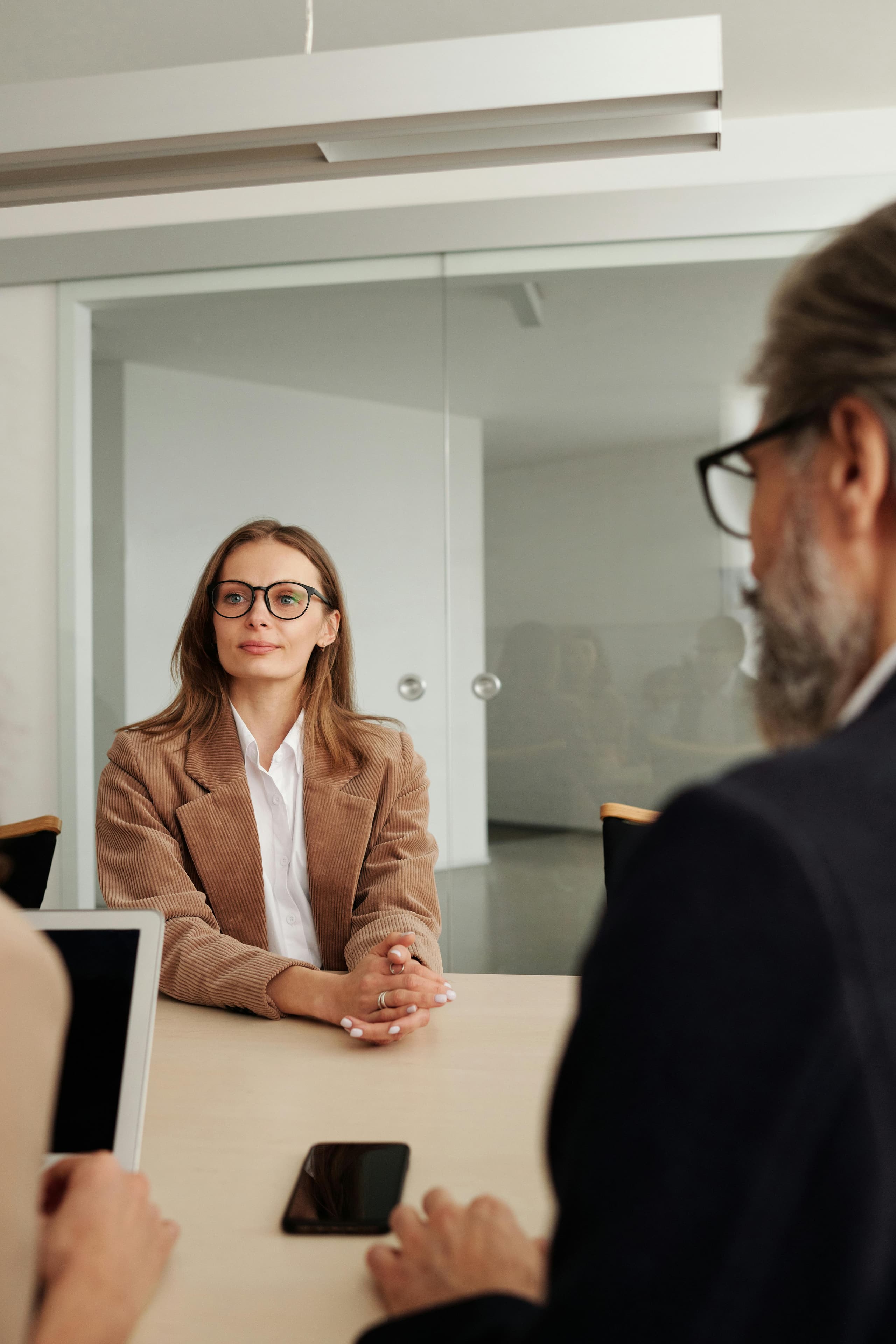 Zwei Kollegen gehen durch ein Büro und unterhalten sich