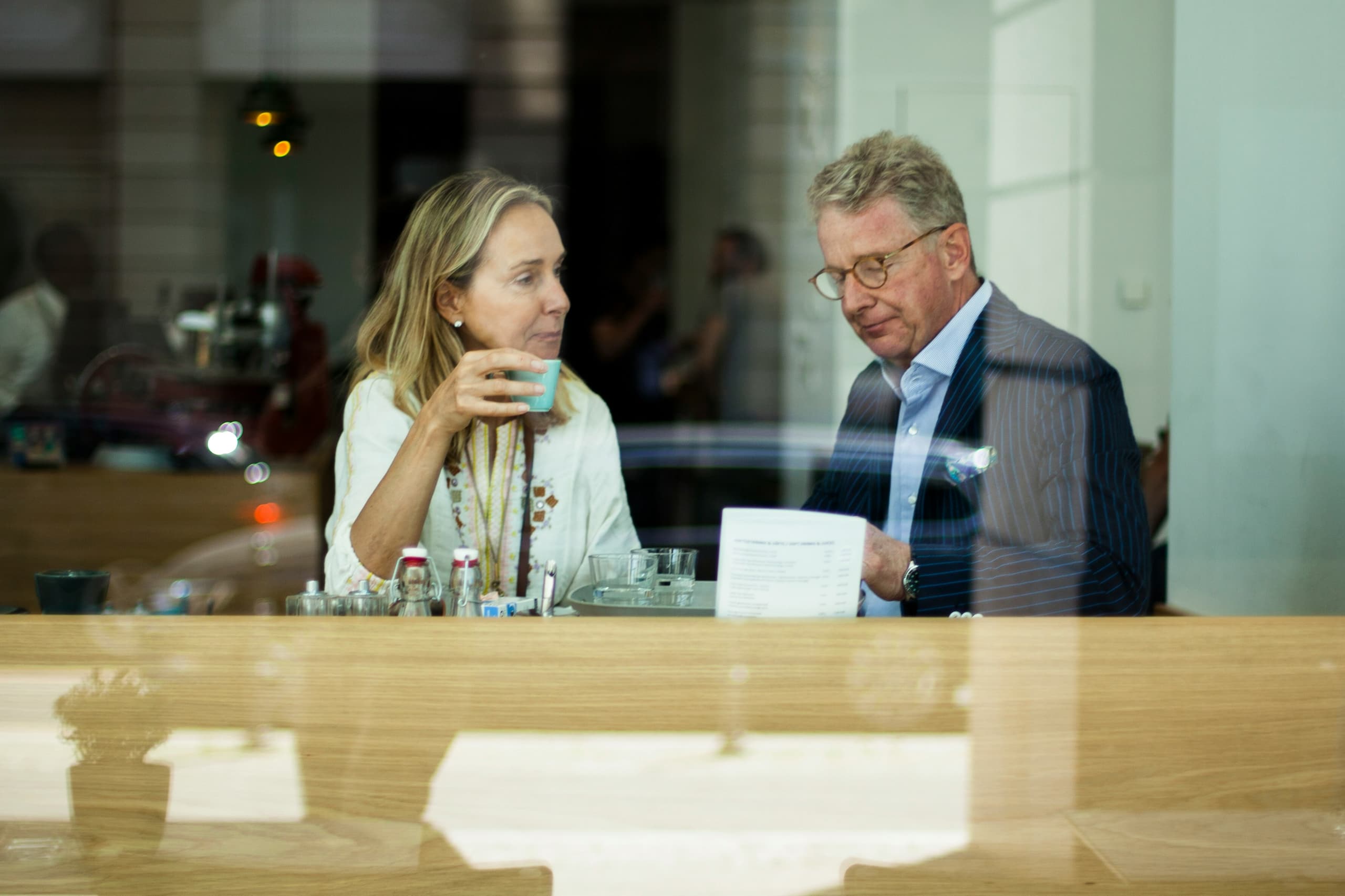 Frau und Mann im Gespräch bei einer Tasse Kaffee