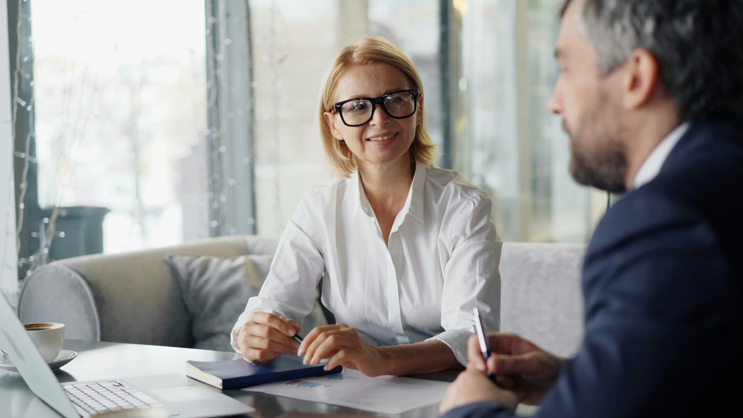 Mujer y hombre en una reunión