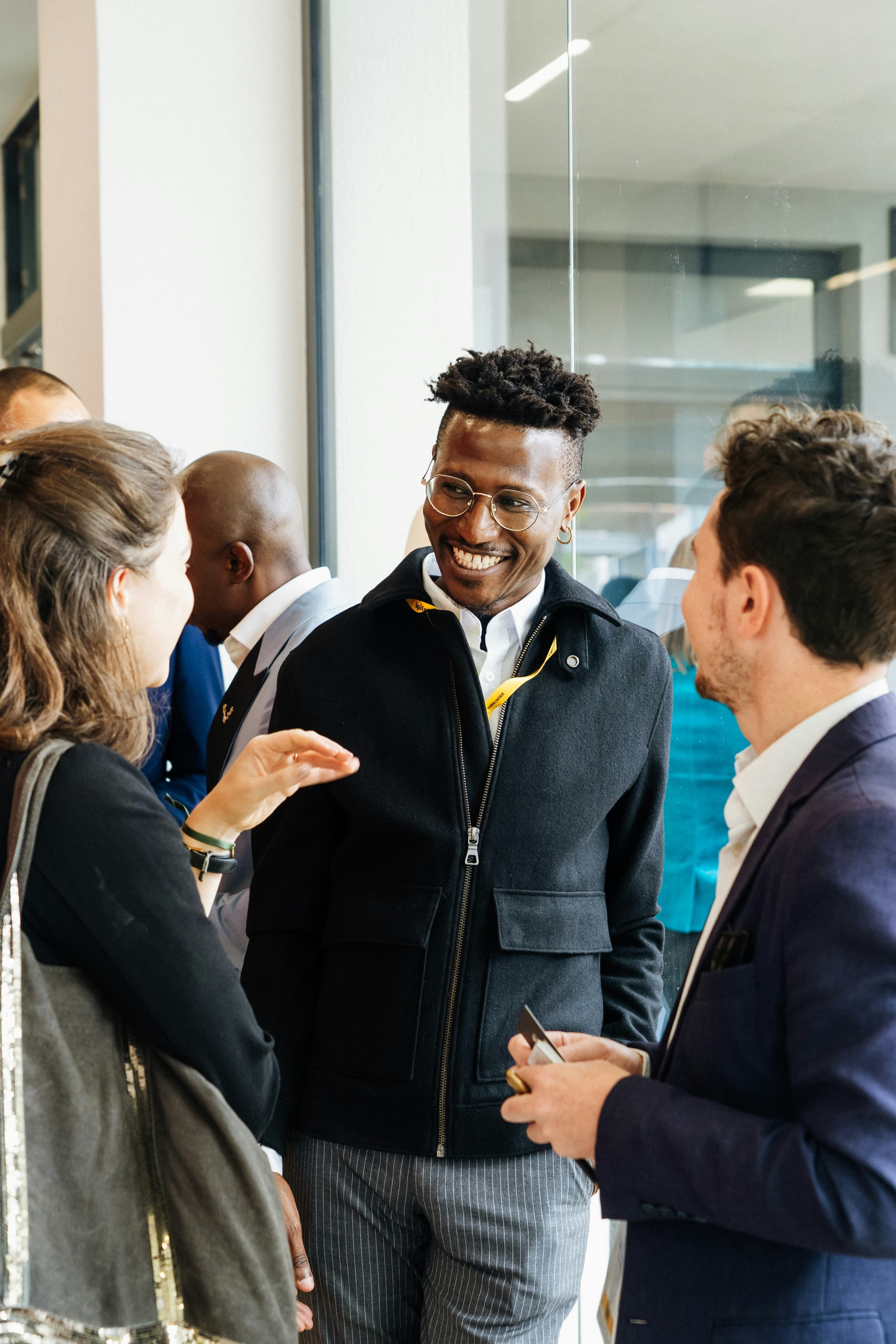 Lächelnde Menschen im Gespräch bei einer Networking-Veranstaltung