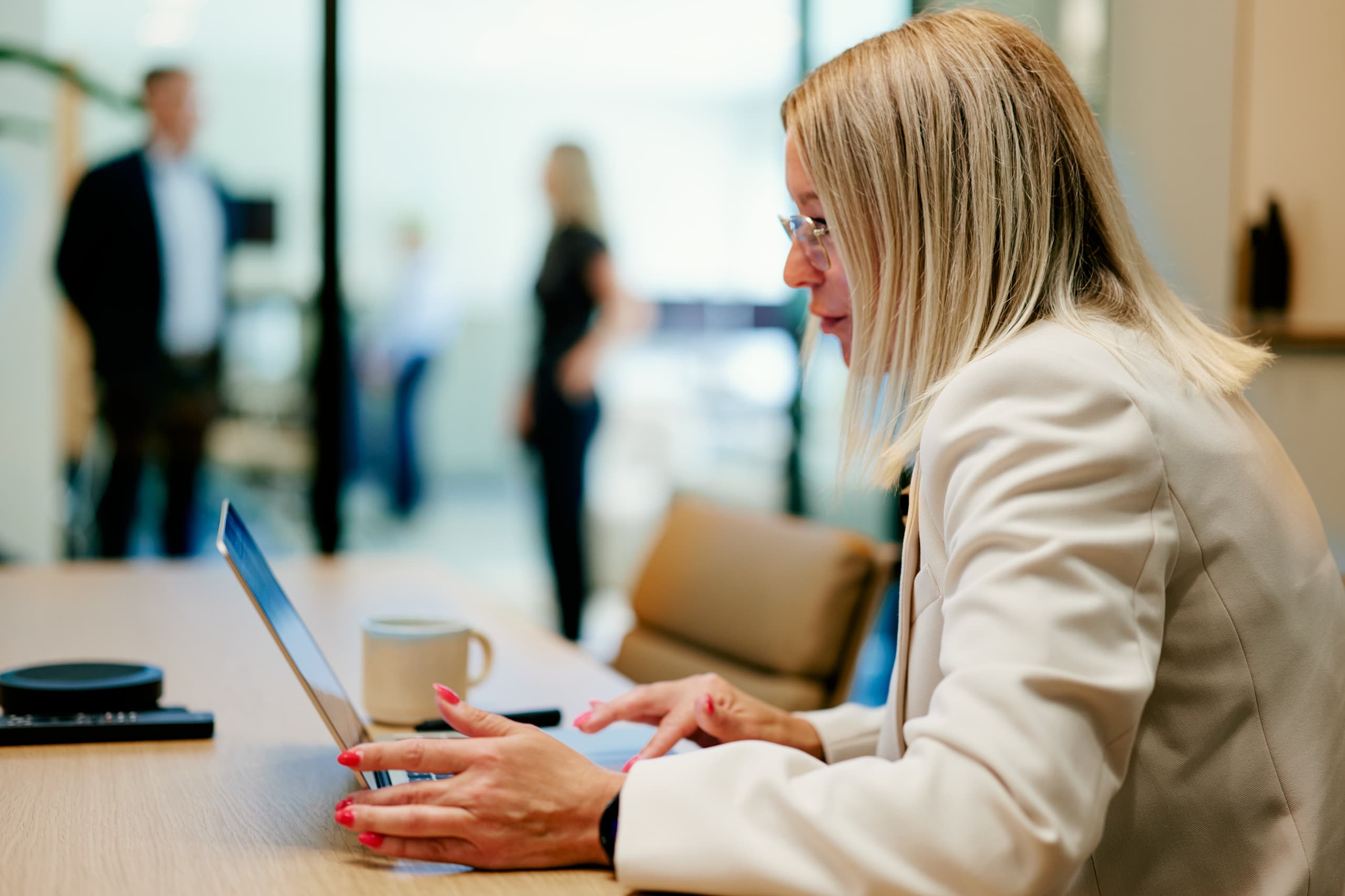 Frau arbeitet konzentriert an ihrem Laptop in einem Büro