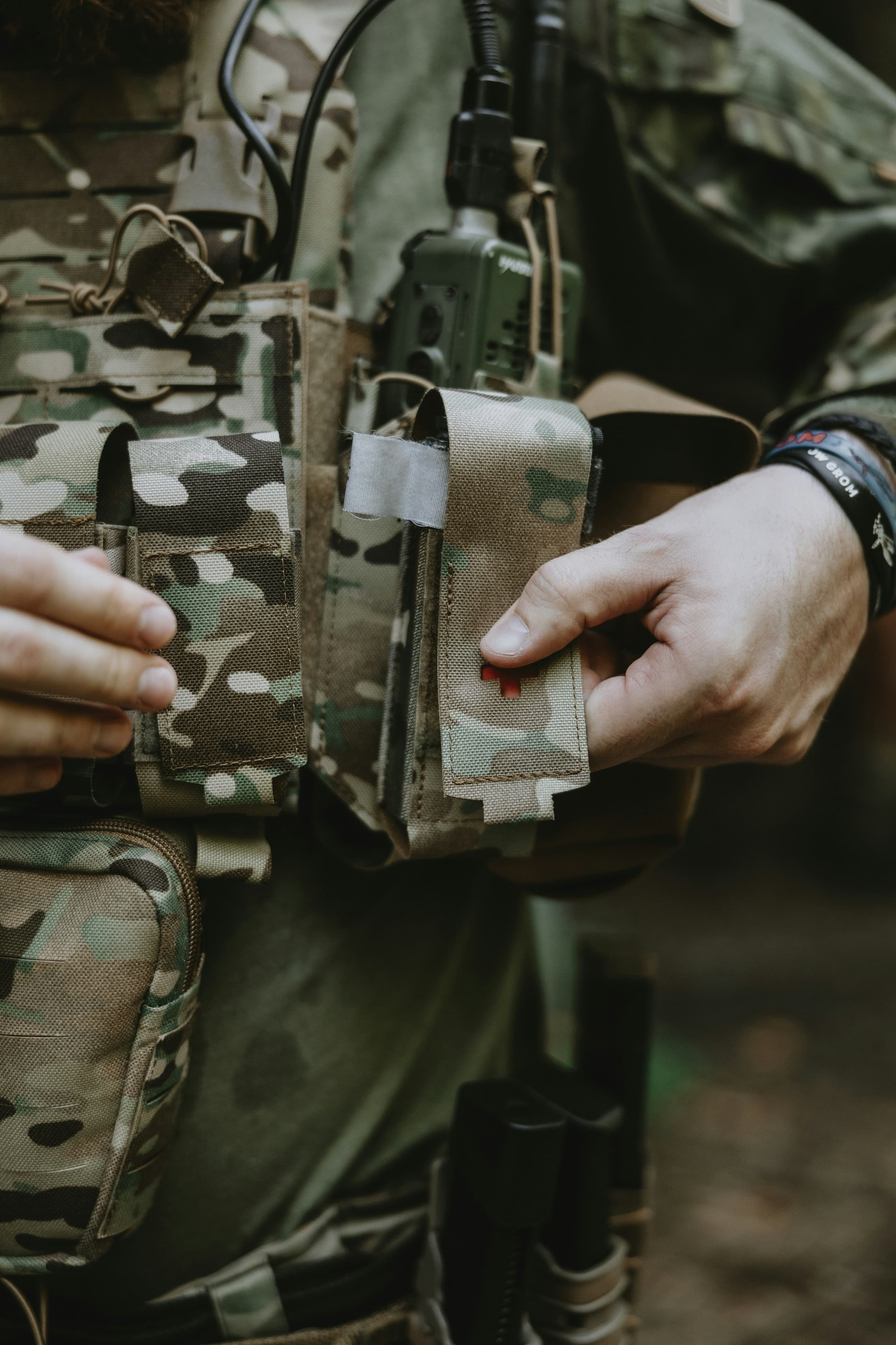 Soldado ajustándose el chaleco táctico