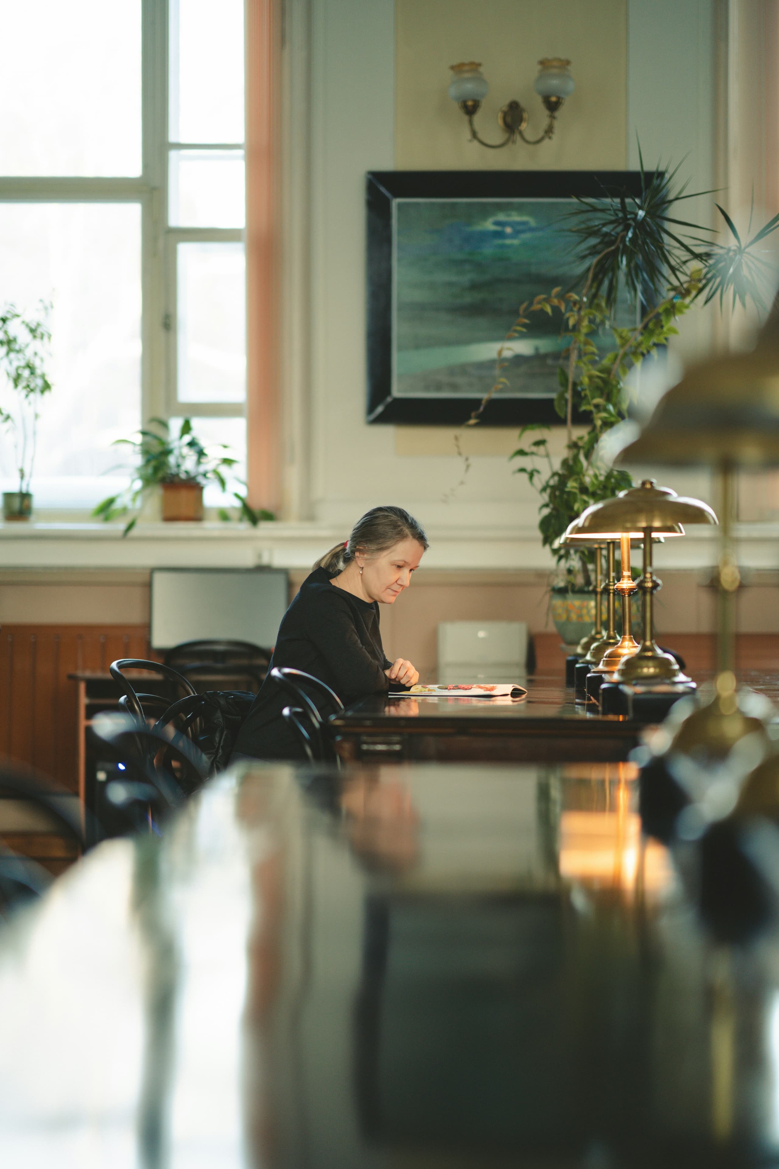 Frau arbeitet an einem Schreibtisch in einem klassischen Büro
