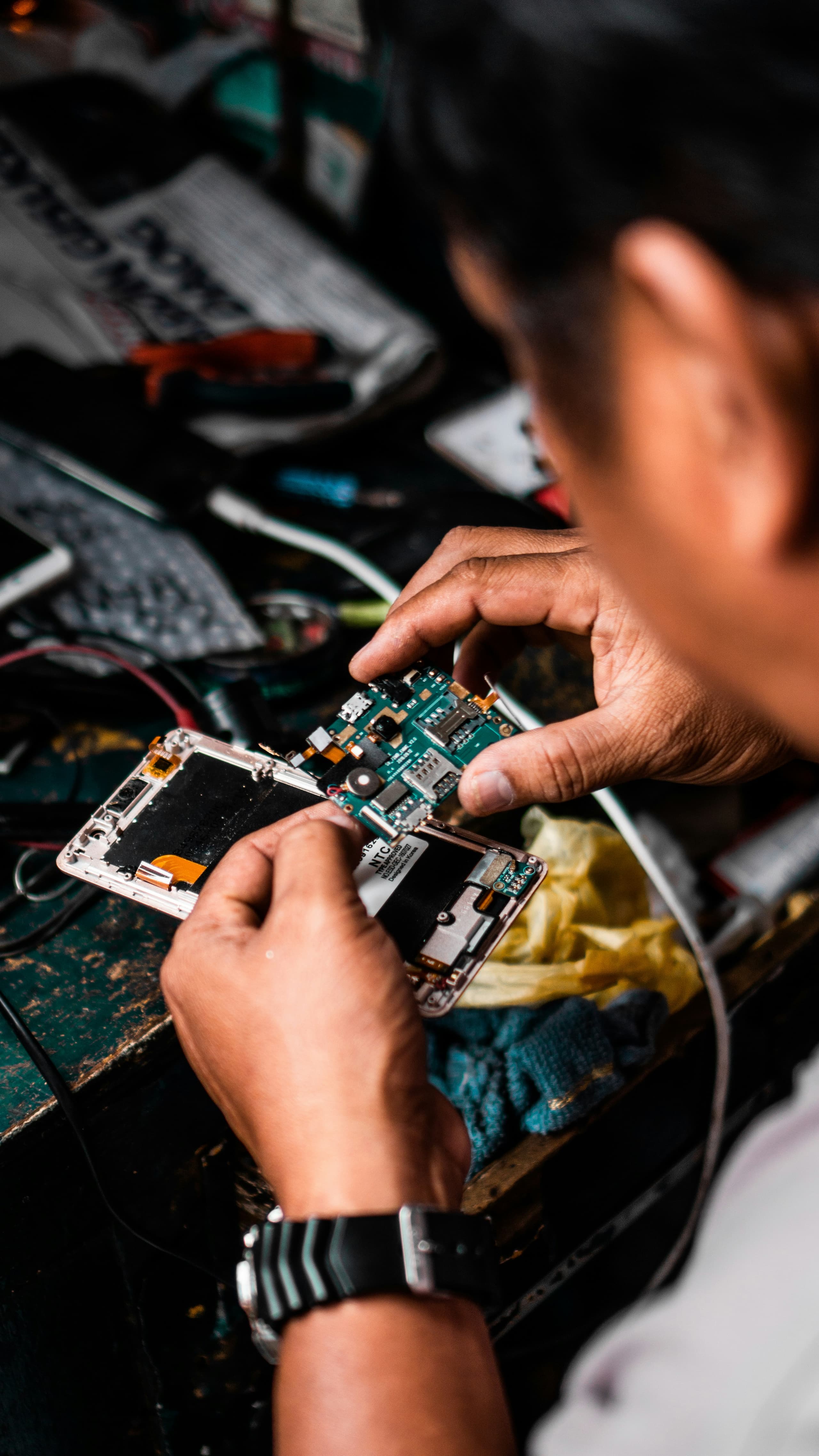 Técnico reparando una placa de circuito